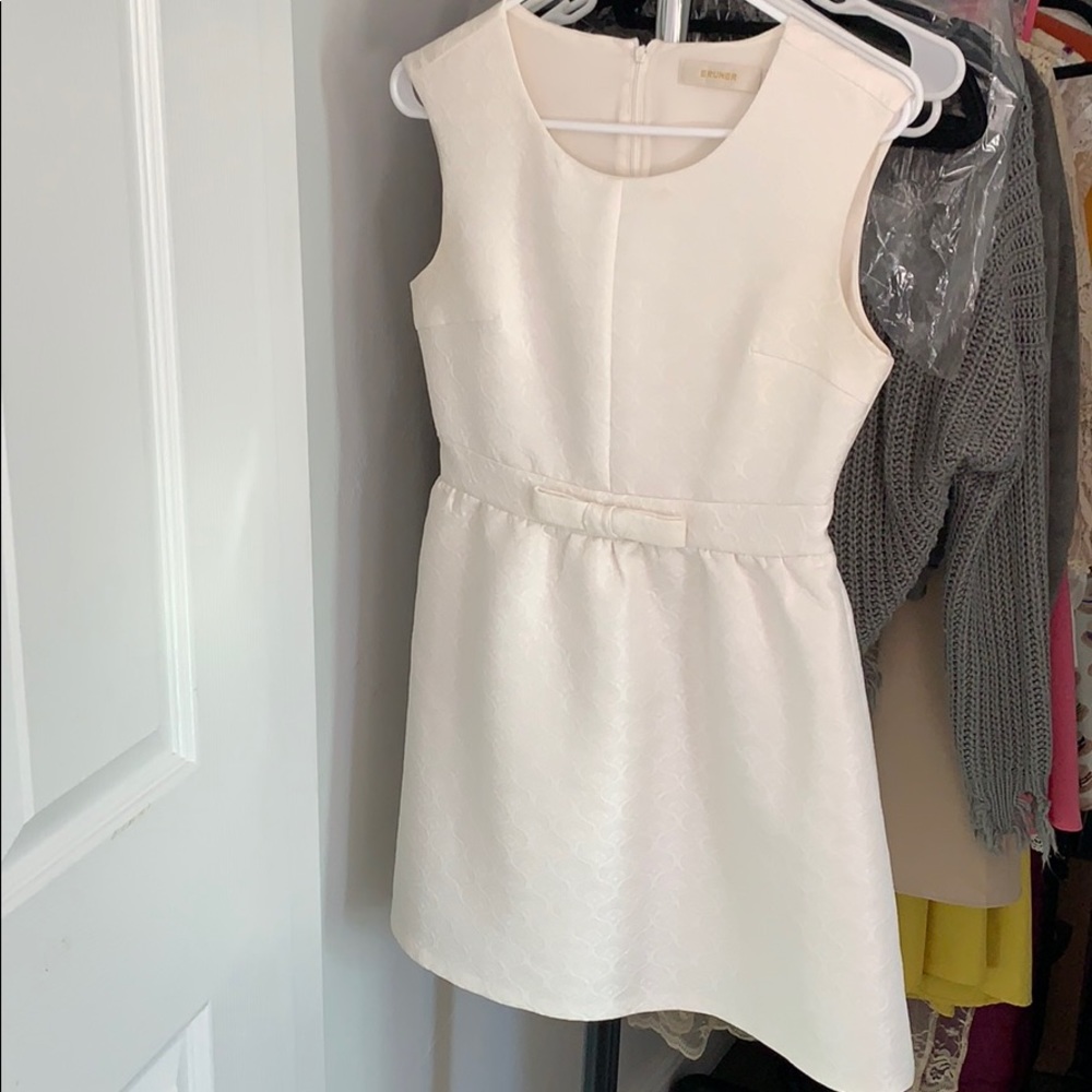 Round neck Short white embossing dress